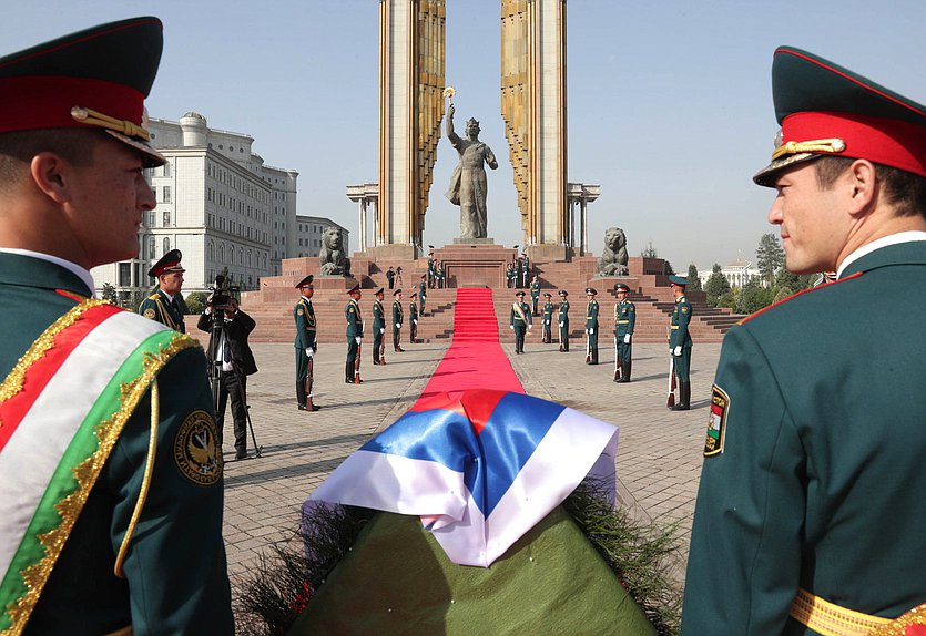 Chairman of the State Duma Viacheslav Volodin and members of the Russian delegation laid a wreath to the monument to Isma'il ibn Ahmad in Dushanbe