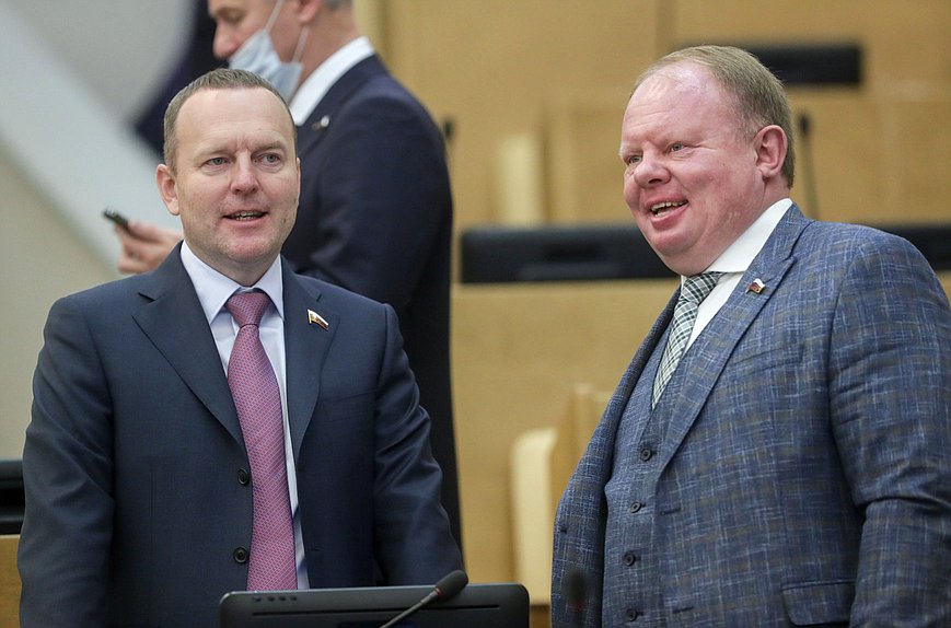 Первый заместитель Председателя Комитета по финансовому рынку Константин Бахарев и по туризму и член Комитета по развитию туристической инфраструктуры Алексей Черняк