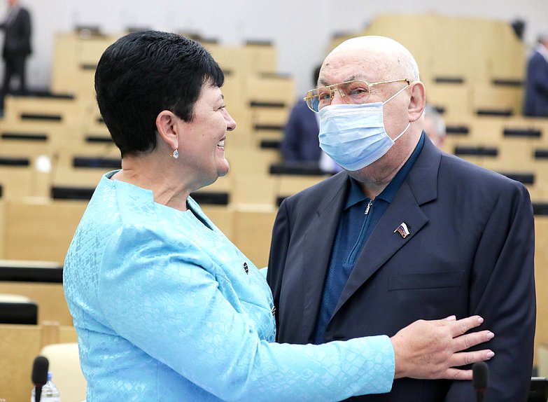 Член Комитета по культуре Ольга Германова и член Комитета по транспорту и строительству Владимир Ресин