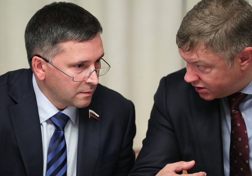 Председатель Комитета по экологии, природным ресурсам и охране окружающей среды Дмитрий Кобылкин и заместитель Председателя Комитета Евгений Марков