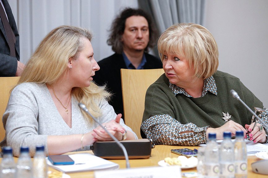 Заместители Председателя Комитета по вопросам семьи, женщин и детей Мария Дробот и Елена Вторыгина