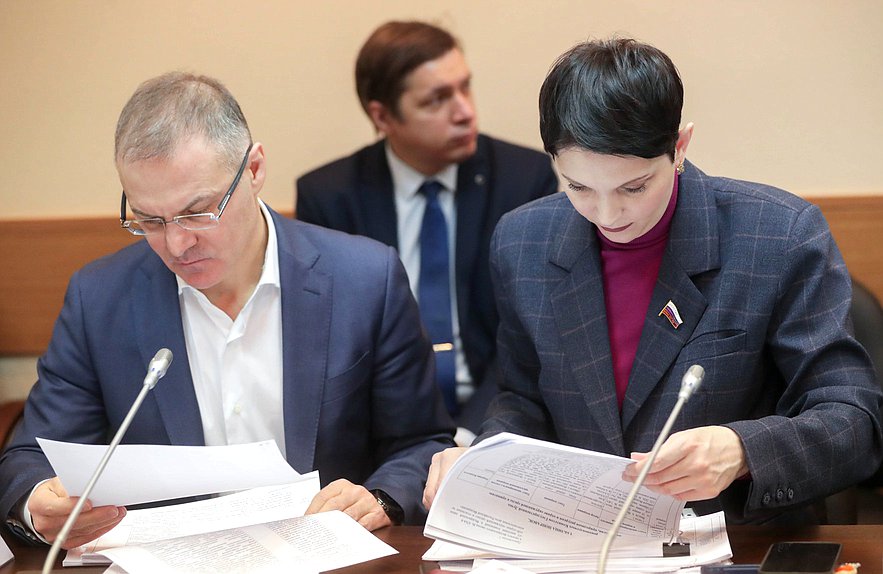 Заместители председателя Комитета по экологии, природным ресурсам и охране окружающей среды Александр Коган и Жанна Рябцева