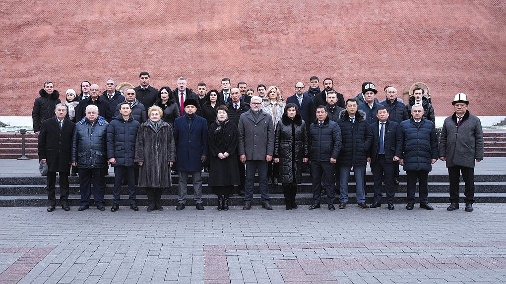 Церемония возложения цветов к Могиле Неизвестного солдата участниками Международной конференции «Роль взаимодействия фракций политических партий и блоков в межпарламентском сотрудничестве стран СНГ»