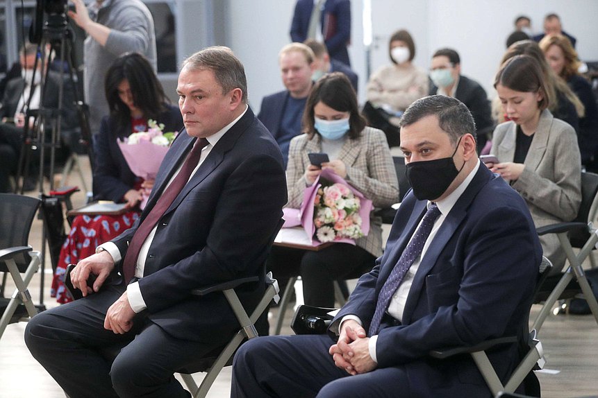 Заместитель Председателя Государственной Думы Петр Толстой и Председатель Комитета по информационной политике, информационным технологиям и связи Александр Хинштейн