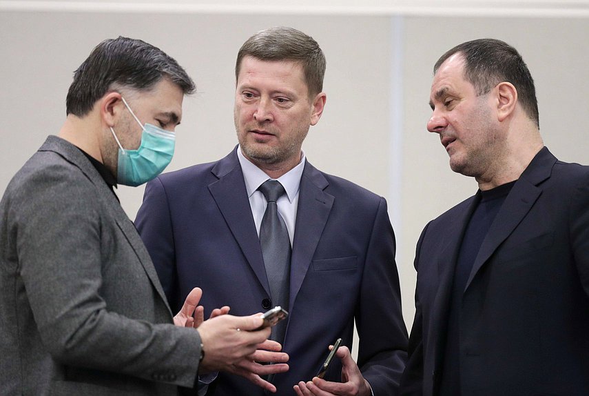 Член Комитета по государственному строительству и законодательству Сергей Иванов и член Комитета по делам национальностей Ахмед Догаев