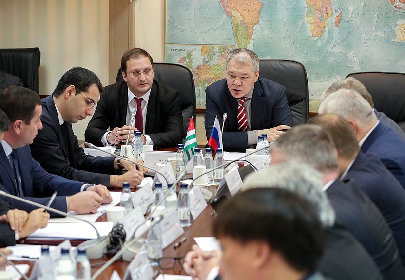 Заместитель Председателя Народного Собрания Республики Абхазия Астамур Аршба и Председатель Комитета по делам СНГ, евразийской интеграции и связям с соотечественниками Леонид Калашников