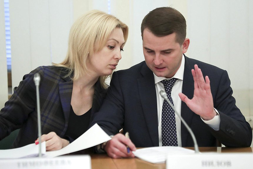 Заместитель Председателя ГД Ольга Тимофеева и Председатель Комитета по труду, социальной политике и делам ветеранов Ярослав Нилов