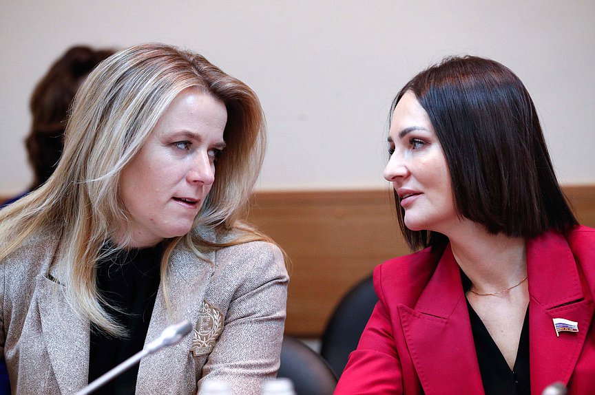 Член Комитета по вопросам семьи, женщин и детей Ольга Коробова и Первый заместитель Председателя Комитета по вопросам семьи, женщин и детей Татьяна Буцкая