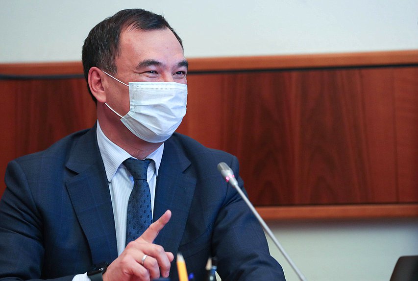 Первый заместитель Председателя Комитета по вопросам собственности, земельным и имущественным отношениям Сергей Тен