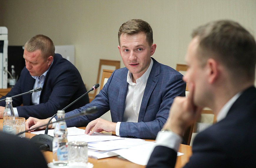 Председатель Комитета по молодежной политике Артем Метелев