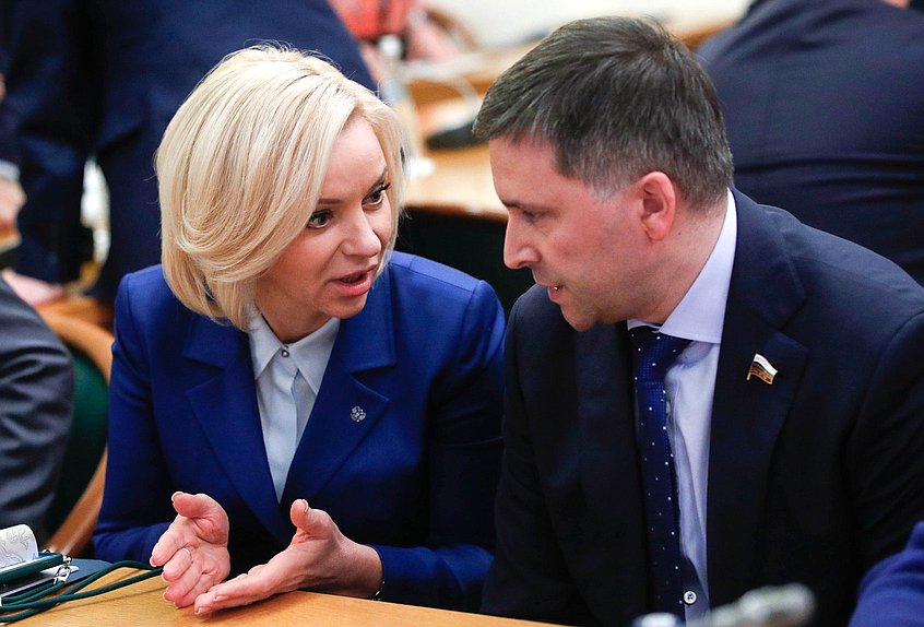 Председатель Комитета по просвещению Ольга Казакова и Председатель Комитета по экологии, природным ресурсам и охране окружающей среды Дмитрий Кобылкин