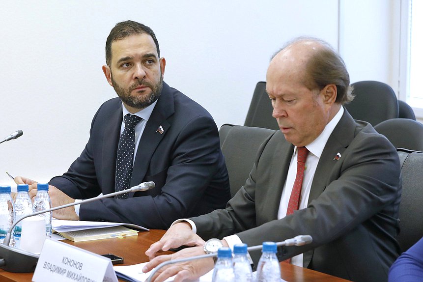 Первый заместитель Председателя Комитета по науке и высшему образованию Александр Мажуга и заместитель Председателя Комитета Владимир Кононов