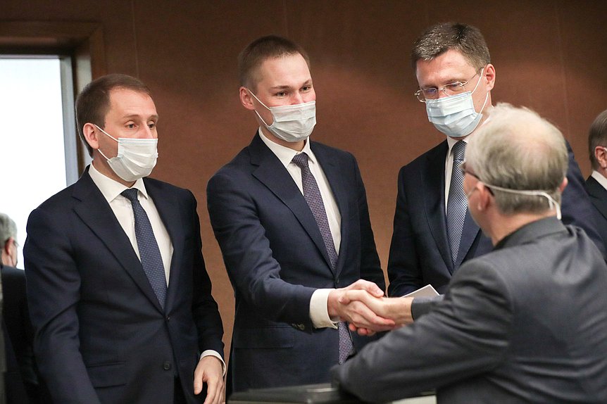 Министр по развитию Дальнего Востока и Арктики Александр Козлов, заместитель руководителя Аппарата Правительства РФ Александр Грибов и Министр энергетики РФ Александр Новак