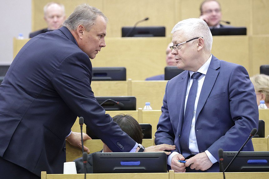 Заместитель Председателя Государственной Думы Петр Толстой и Председатель Комитета по безопасности и противодействию коррупции Василий Пискарев