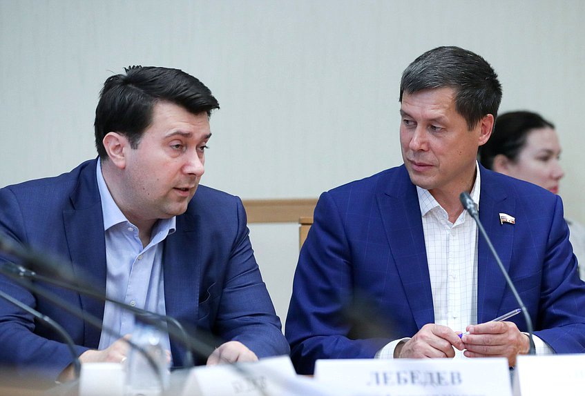 Заместитель Председателя Комитета по экологии, природным ресурсам и охране окружающей среды Олег Лебедев и член Комитета Зариф Байгускаров