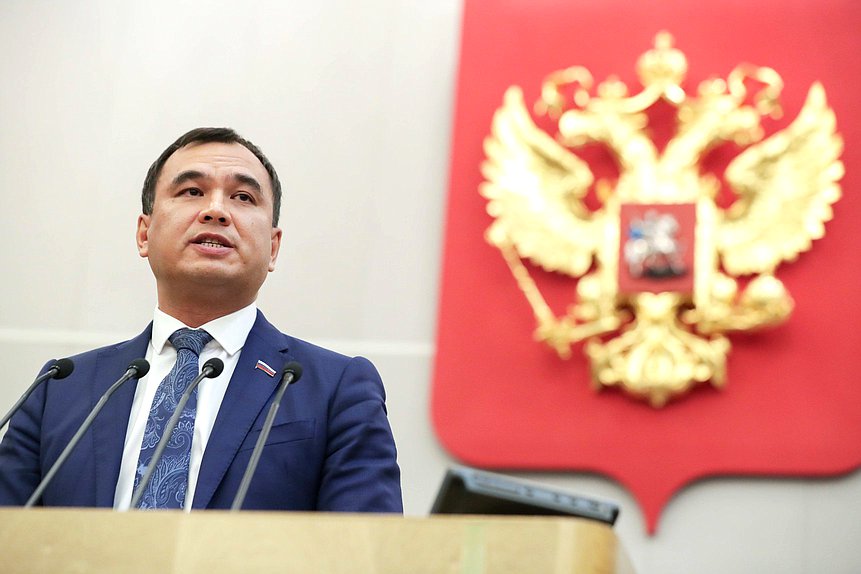 Член Комитета по транспорту и строительству Сергей Тен