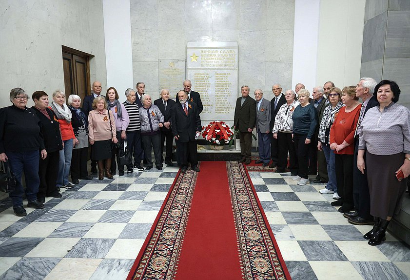 Возложение цветов ветеранами Минэкономразвития к памятной доске работников Госплана СССР