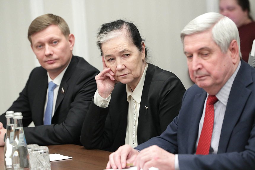 Член Комитета по промышленности и торговле Владимир Плякин, Председатель Комиссии по обеспечению жилищных прав граждан Галина Хованская и Первый заместитель Председателя Государственной Думы Иван Мельников