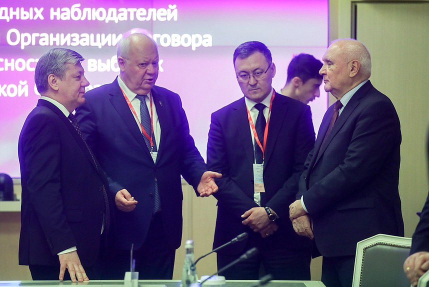 First Deputy Chairman of the Committee on International Affairs Dmitry Novikov (left)