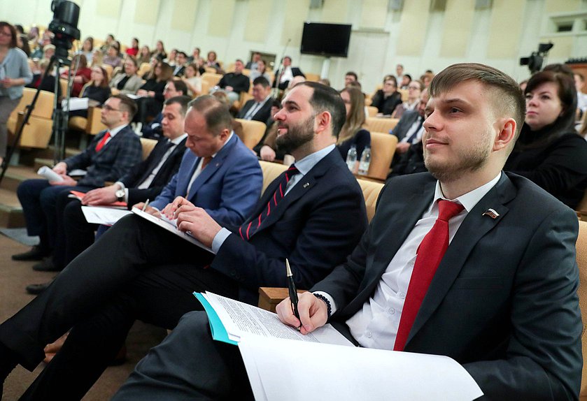 Член Комитета по информационной политике, информационным технологиям и связи Антон Ткачев и Первый заместитель Председателя Комитета по науке и высшему образованию Александр Мажуга