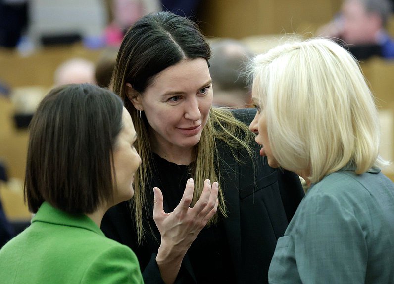 Первый заместитель Председателя Комитета по просвещению Алена Аршинова и Председатель Комитета по культуре Ольга Казакова