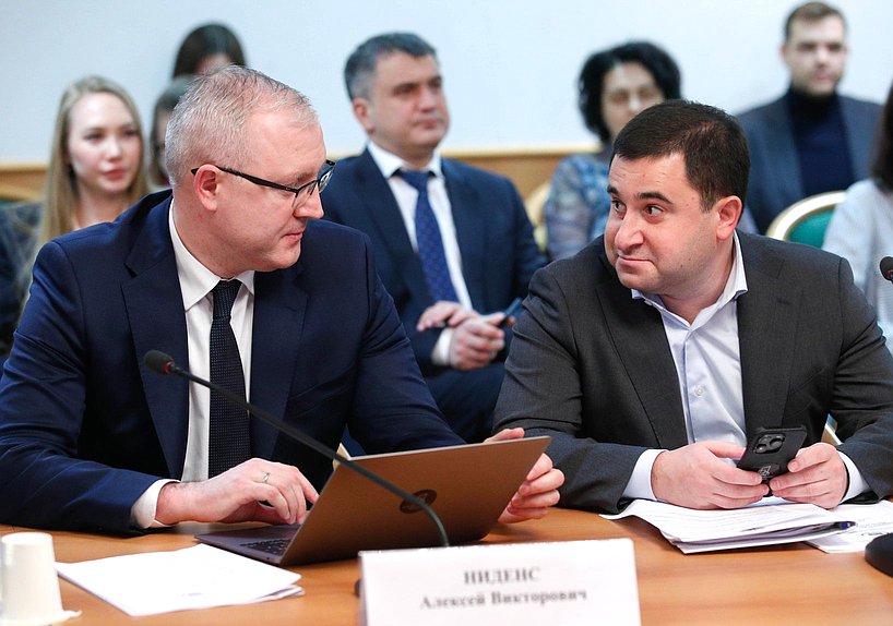 Управляющий директор АО «ДОМ.РФ» Алексей Ниденс и заместитель Министра строительства и жилищно-коммунального хозяйства РФ Никита Стасишин