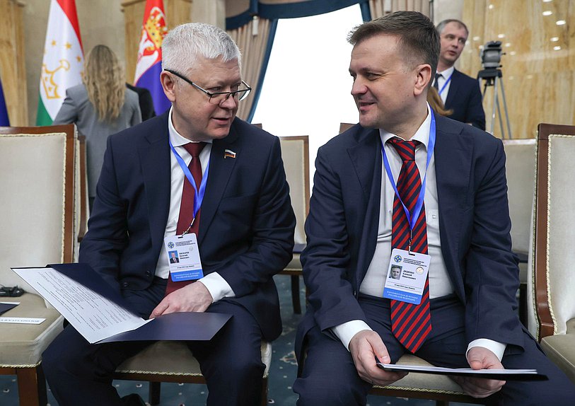 El Principal du Comité de la sécurité et de la lutte contre la corruption, Vasili Piskarev, y el Principal du Comité de la politique régionale et de l'autonomie locale, Alexei Didenko