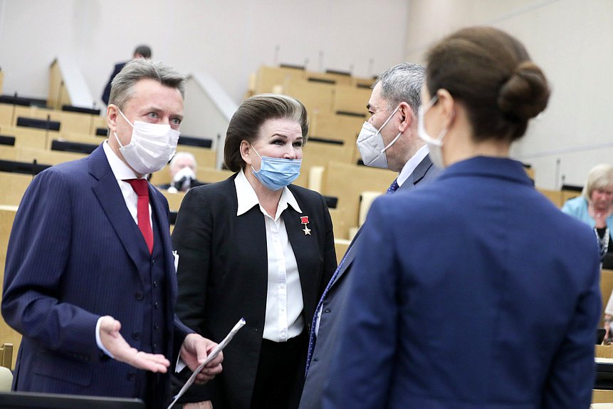 Член Комитета по безопасности и противодействию коррупции Анатолий Выборный и заместитель Председателя Комитета по федеративному устройству и вопросам местного самоуправления Валентина Терешкова
