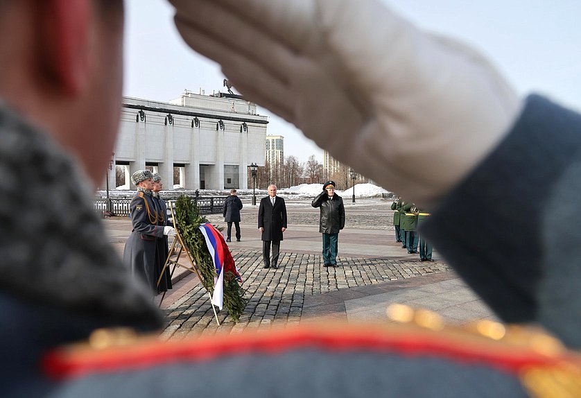 Возложение венка к Вечному огню в парке Победы на Поклонной горе в День защитника Отечества