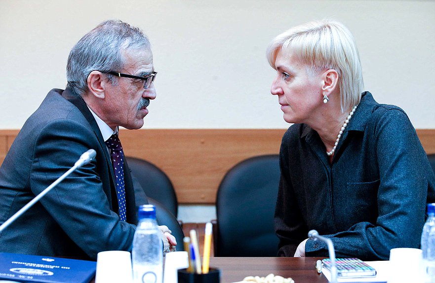 Заместители Председателя Комитета по просвещению Нурбаганд Нурбагандов и Ирина Ивенских