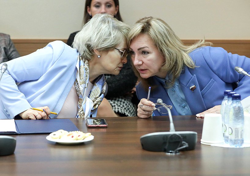 Члены Комитета по просвещению Эльвира Аиткулова и Лариса Тутова