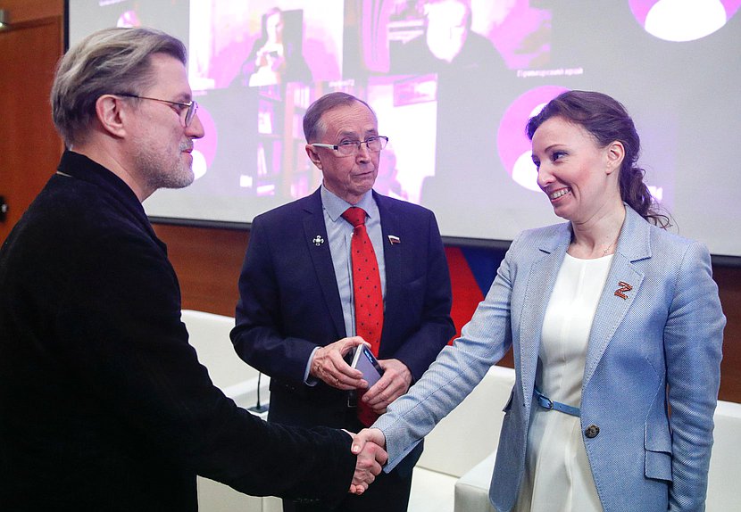 Первый заместитель Председателя Комитета по развитию гражданского общества, вопросам общественных и религиозных объединений Николай Бурляев и заместитель Председателя Государственной Думы Анна Кузнецова