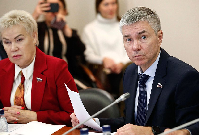 Члены Комитета по физической культуре и спорту Рима Баталова и Евгений Ревенко