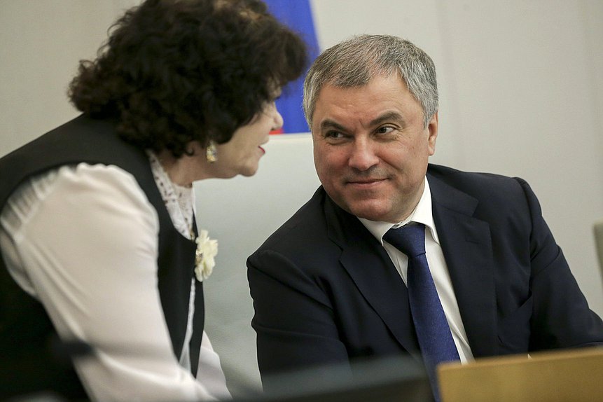 Председатель Комитета по вопросам семьи, женщин и детей Тамара Плетнева и Председатель ГД Вячеслав Володин