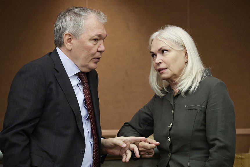 Председатель Комитета по делам СНГ, евразийской интеграции и связям с соотечественниками Леонид Калашников и Председатель Комитета по просвещению Ирина Белых