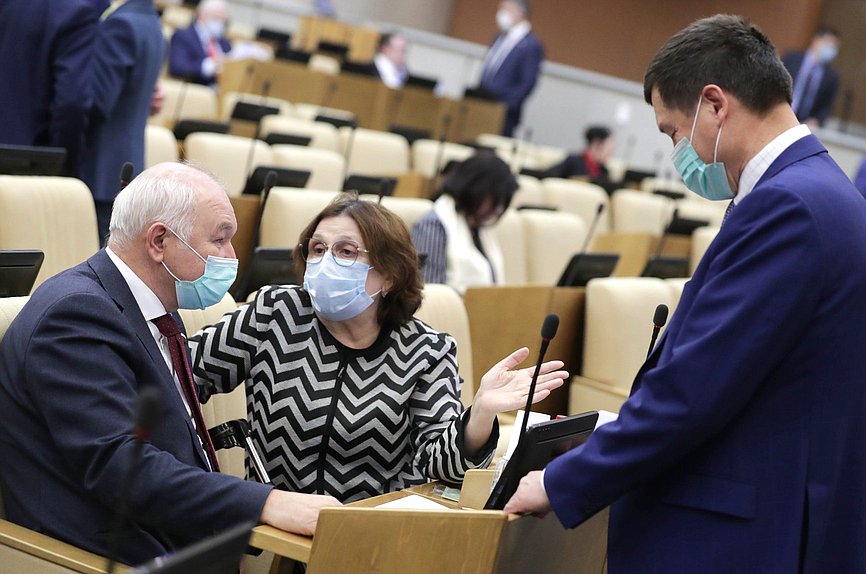 Первый заместитель Председателя Комитета по делам национальностей Ильдар Гильмутдинов и член Комитета по охране здоровья Римма Утяшева