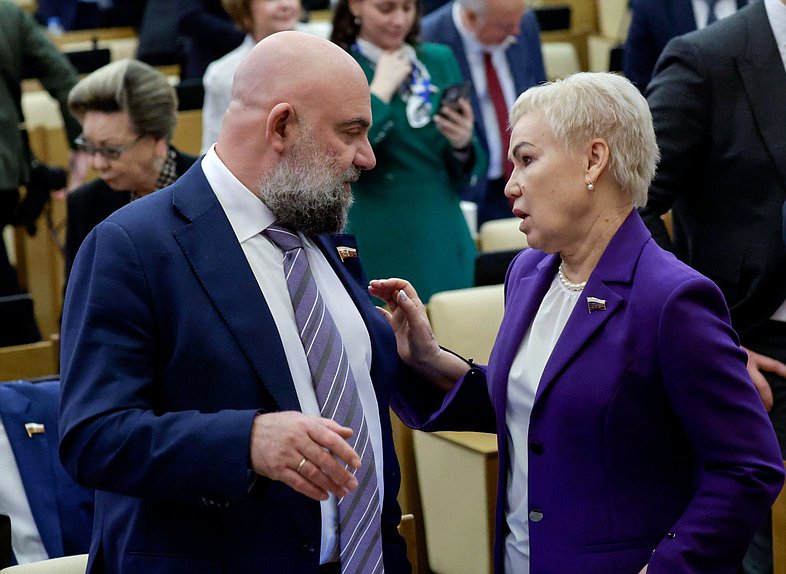 Член Комитета по экологии, природным ресурсам и охране окружающей среды Тимофей Баженов и член Комитета по физической культуре и спорту Рима Баталова