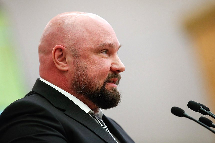 Первый заместитель Председателя Комитета по строительству и жилищно-коммунальному хозяйству Владимир Кошелев