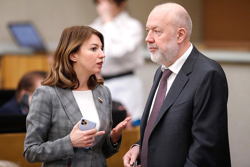 Председатель Комитета по государственному строительству и законодательству Павел Крашенинников и Первый заместитель Председателя Комитета Ирина Панькина