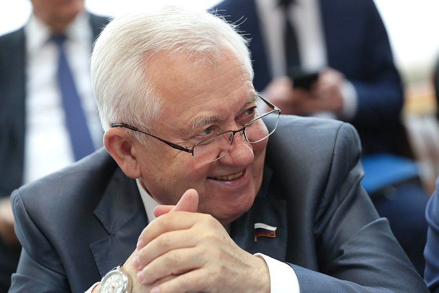 Член Комитета по контролю Леонид Ивлев
