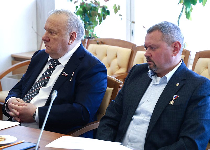 Члены Комитета по развитию гражданского общества, вопросам общественных и религиозных объединений Владимир Шаманов и Олег Ликонцев