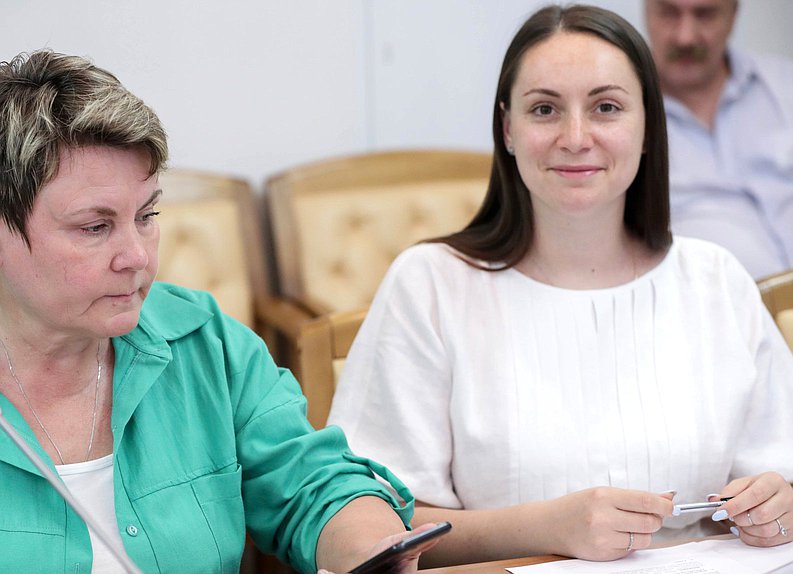 Член Комитета по туризму и развитию туристической инфраструктуры Лариса Буранова и заместитель Председателя Комитета по молодежной политике Юлия Саранова