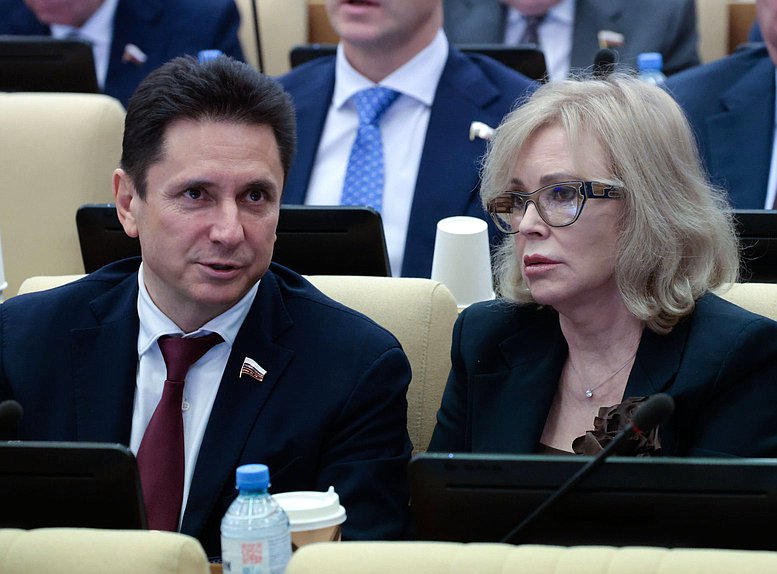 Член Комитета по информационной политике, информационным технологиям и связи Вячеслав Петров и заместитель Председателя Комитета по охране здоровья Татьяна Соломатина