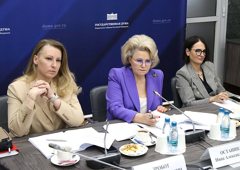 Заместитель Председателя Комитета по защите семьи, вопросам отцовства, материнства и детства Мария Дробот, Председатель Комитета Нина Останина и  Первый заместитель Председателя Комитета Татьяна Буцкая