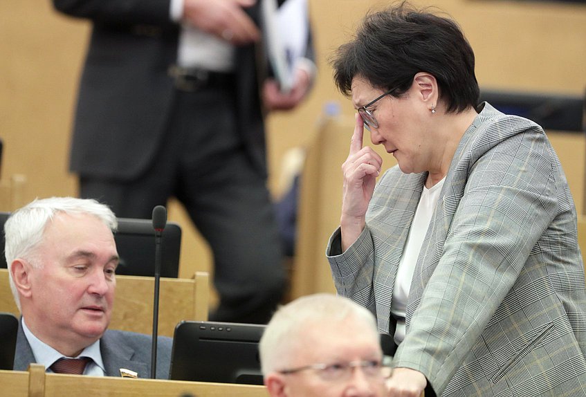 Председатель Комитета по обороне Андрей Картаполов и заместитель Председателя Комитета по государственному строительству и законодательству Сардана Авксентьева