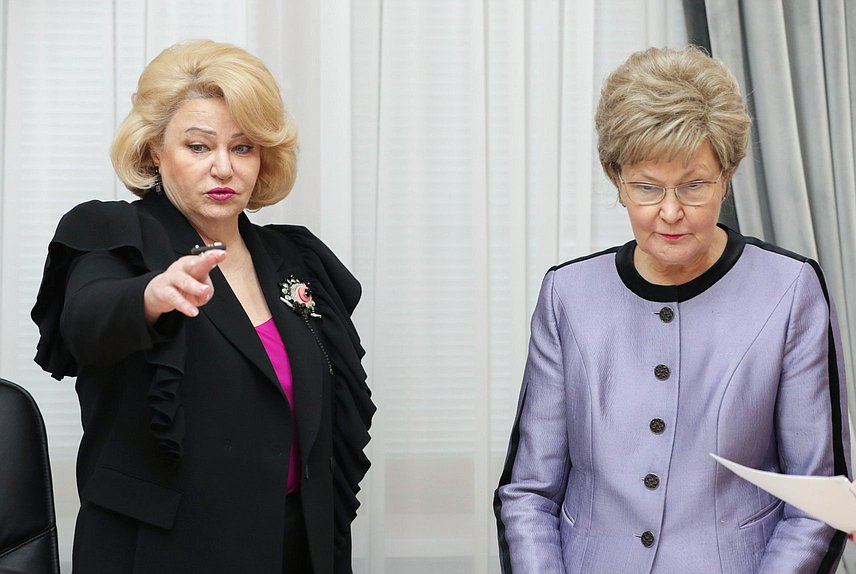 Председатель Комитета по вопросам семьи, женщин и детей Нина Останина и член Комитета Татьяна Ларионова