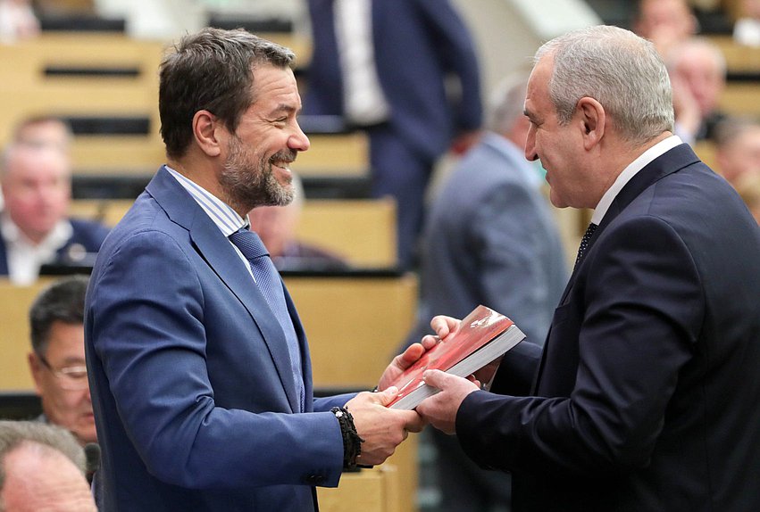 Первый заместитель Председателя Комитета по информационной политике, информационным технологиям и связи Александр Ющенко и заместитель Председателя Государственной Думы Сергей Неверов