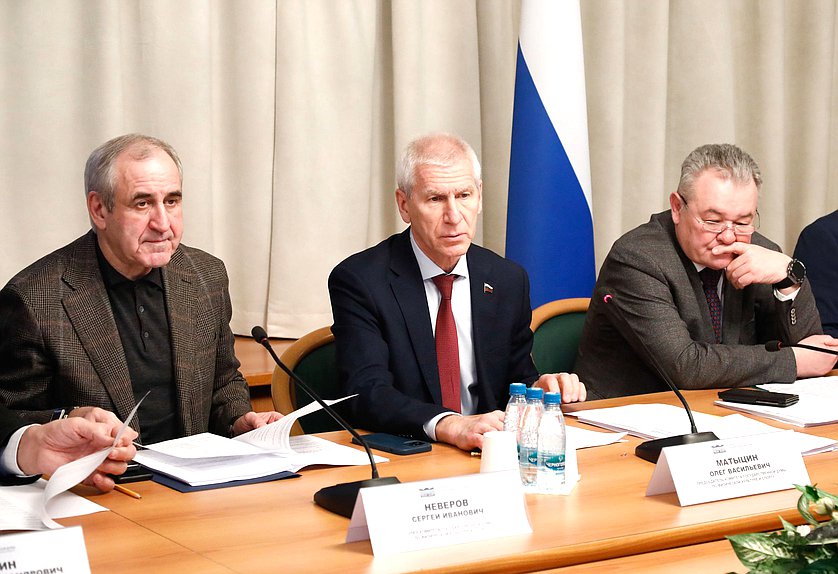 Член Комитета по физической культуре и спорту Сергей Неверов, Председатель Комитета Олег Матыцин и ректор Московского государственного юридического университета имени О.Е. Кутафина Виктор Блажеев