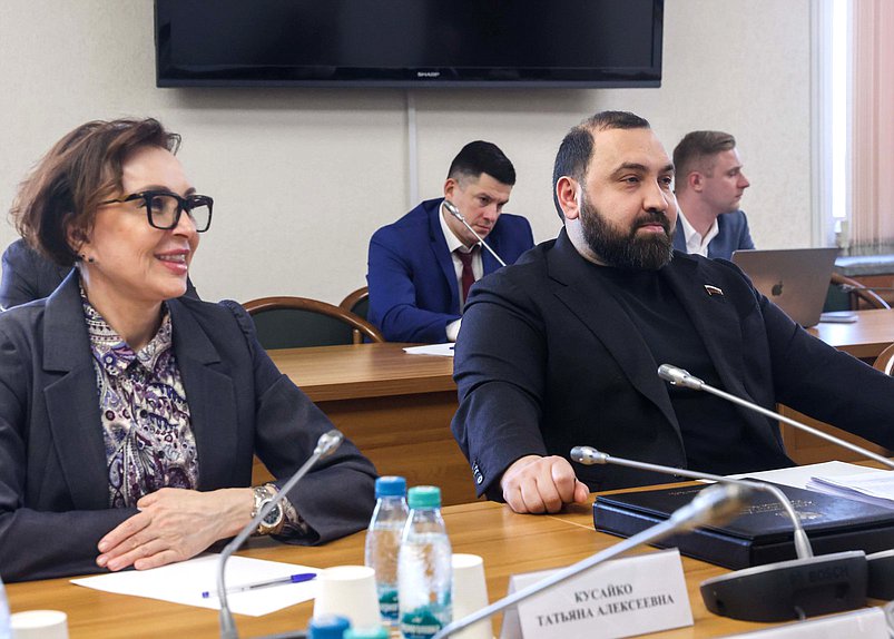 Член Комитета по обороне Татьяна Кусайко и член Комитета по охране здоровья Бийсултан Хамзаев