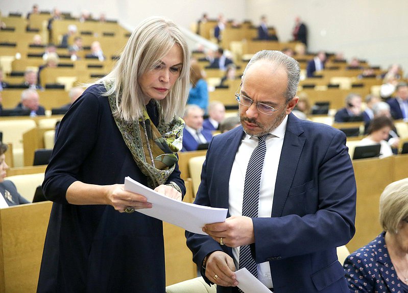 Член Комитета по государственному строительству и законодательству Ирина Белых и Председатель Комитета по природным ресурсам, собственности и земельным отношениям Николай Николаев